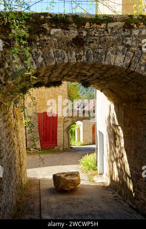 Frankreich, Jura, Baume les Messieurs, beschriftet Les Plus Beaux Villages de France (die schönsten Dörfer Frankreichs), das Dorf und die kaiserliche Abteikirche Stockfoto