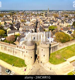 Frankreich, Loire Atlantique, Parc Naturel Regional de la Briere (Naturpark Briere), Presqu'ile de Guerande (Halbinsel Guerande), Guerande, Stadtbefestigungen, Porte St Michel (Tor Saint Michel) und Stiftskirche Saint Aubin (aus der Vogelperspektive) Stockfoto