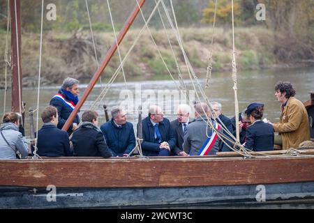 Frankreich, Indre et Loire, Loire-Tal, das von der UNESCO zum Weltkulturerbe erklärt wurde, Roocolorbon, französischer Premierminister Jean Castex auf dem Loire-Trainingsboot La Rabouilleuse mit Alain Griset und Jean-Baptiste Lemoyne erhält das Buch der Fluss, der schreiben wollte Stockfoto