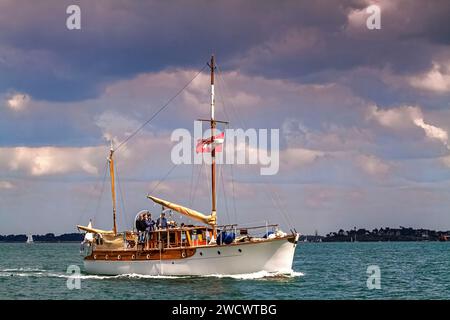 Frankreich, Morbihan, Golf von Morbihan, Hyskeir, Gentleman Motor Yacht, Ausgabe der Golfwoche 2023 Stockfoto