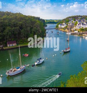 Frankreich, Morbihan, Golf von Morbihan, Bono, Ankerplatz von Arbeitsbooten am Eingang zum Hafen von Bono und seiner Hängebrücke aus dem Jahr 1840, die im Inventar der historischen Denkmäler, Ausgabe der Golfwoche 2023 aufgeführt ist Stockfoto