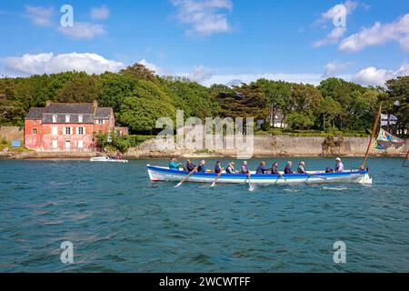 Frankreich, Morbihan, Golf von Morbihan, Sene, Mor-Bihan, Bantry Skiff, vor dem pinkfarbenen Haus von Port-Anna, Gulf Week 2023 Ausgabe Stockfoto