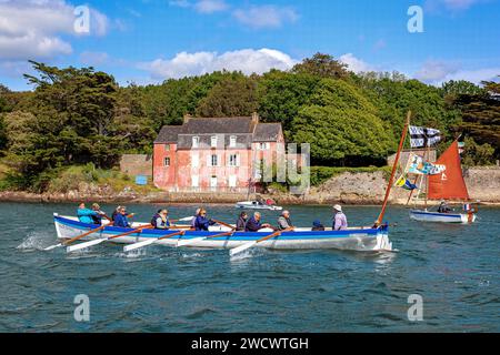 Frankreich, Morbihan, Golf von Morbihan, Sene, Mor-Bihan, Bantry Skiff, vor dem pinkfarbenen Haus von Port-Anna, Gulf Week 2023 Ausgabe Stockfoto