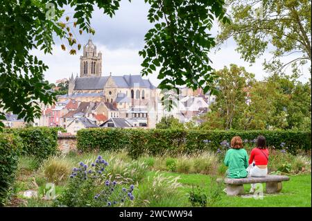 Frankreich, Val d'Oise, Pontoise, Turm der Kathedrale Saint-Maclou vom Park Camille Pissarro Stockfoto