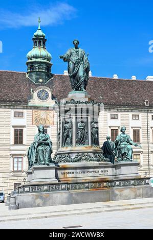 Österreich, Niederösterreich, Wien, in der Hofburg, der ehemaligen Residenz der Habsburger, dem Innenhof der Burg und der Statue Kaiser Franz I. Stockfoto