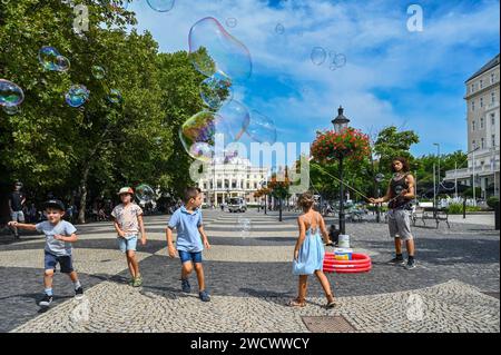 Slowakei, Bratislava, eine Gruppe von Kindern im Bann eines Seifenblasenspiels auf dem Altstadtplatz Hviezdoslavovo namestie Stockfoto