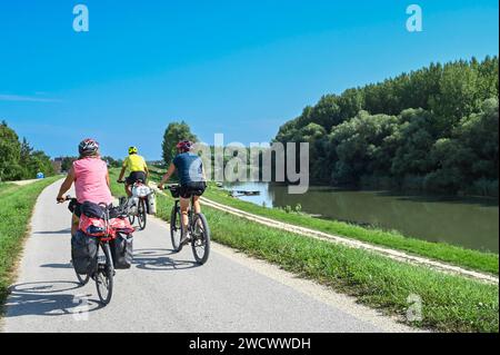 Europa; Slowakei; Bratislava; Euro Bike 6, am Stadtrand, 3 Radfahrer auf dem Radweg, der an der Spitze des Deiches eines Nebenflusses der Donau verläuft Stockfoto