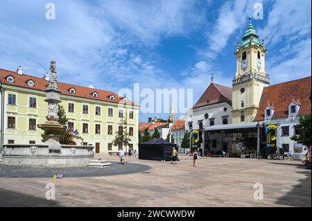 Slowakei, Bratislava, in der Altstadt, auf dem Hlavné-Platz und der Kirche des Allerheiligsten Erlösers Stockfoto