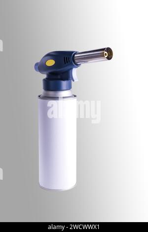 Gasbrenner auf einer Dose. Nahaufnahme. Isoliert auf grauem Hintergrund. Stockfoto