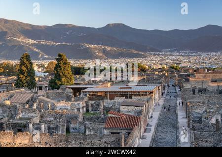 Italien, Kampanien, die Bucht von Neapel, Pompeji, die archäologische Ausgrabungsstätte vom Mercury-Turm aus gesehen Stockfoto
