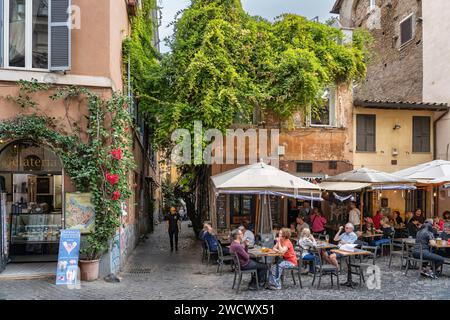 Italien, Latium, Rom, das Viertel Trastevere, Restaurant auf der Piazza della Scala Stockfoto