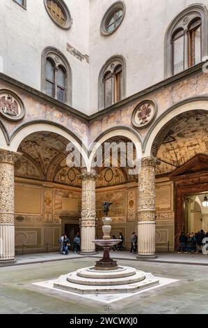 Italien, Toskana, Florenz, Eingangshof des Palazzo Vecchio, Porphyrbrunnen und Bronzestatue des Kindes mit dem Delfin von Andrea del Verrocchio Stockfoto