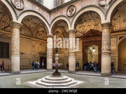 Italien, Toskana, Florenz, Eingangshof des Palazzo Vecchio, Porphyrbrunnen und Bronzestatue des Kindes mit dem Delfin von Andrea del Verrocchio Stockfoto