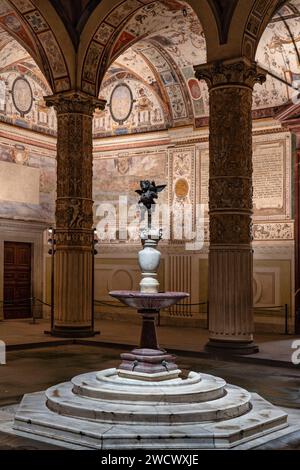 Italien, Toskana, Florenz, Eingangshof des Palazzo Vecchio, Porphyrbrunnen und Bronzestatue des Kindes mit dem Delfin von Andrea del Verrocchio Stockfoto