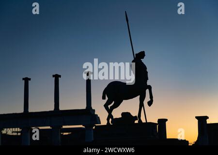 Italien, Kampanien, die Bucht von Neapel, Pompeji, der Zentaur auf dem Forum, moderne Skulpturen des polnischen Bildhauers Igor Mitoraj Stockfoto