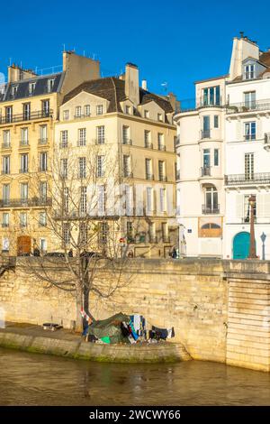 Frankreich, Paris, Ufer der seine, die von der UNESCO zum Weltkulturerbe erklärt wurden, Insel Saint-Louis, Quai d'Orleans, Zelt für Obdachlose Stockfoto