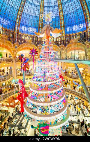 Frankreich, Paris, das Kaufhaus der Galerien Lafayette zu Weihnachten, der Baum unter der Kuppel Stockfoto