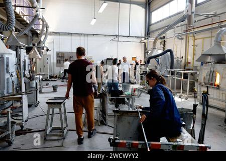 Frankreich, Meurthe et Moselle, Vannes le Chatel, das Europäische Zentrum für Forschung und Ausbildung in Glaskunst (CERFAV), das einzige französische Zentrum, das alle Glasspezialitäten an einem Ort anbietet, die „Gesten Glasmacher sind zum UNESCO-Weltkulturerbe erklärt, Auszubildende in der Glasbläserwerkstatt Stockfoto