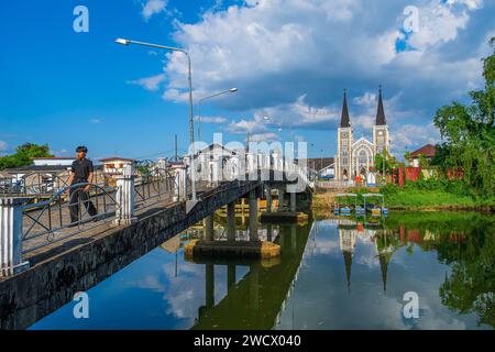 Thailand, Chanthaburi, die Ufer des Flusses Chanthaburi und die Kathedrale der Unbefleckten Empfängnis, Zeuge der französischen Präsenz in der Stadt Stockfoto
