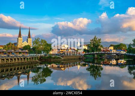 Thailand, Chanthaburi, die Ufer des Flusses Chanthaburi und die Kathedrale der Unbefleckten Empfängnis, Zeuge der französischen Präsenz in der Stadt Stockfoto