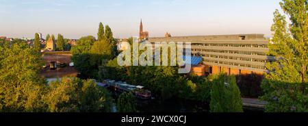 Frankreich, Unterrhein, Straßburg, Altstadt, die von der UNESCO zum Weltkulturerbe erklärt wurde, Petite France District, Hotel d'Alsace (Europäische Gemeinschaft des Elsass - CEA) und Kathedrale Notre-Dame Stockfoto