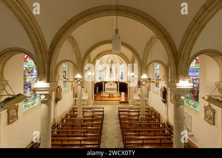 Frankreich, Meurthe et Moselle, Bernecourt, St. Georges Kirche wurde in den 1920er Jahren nach ihrer Zerstörung während des Ersten Weltkriegs durch die Architekten Jules Criqui und Arthur Stein im neoromanischen Stil wiederaufgebaut, das Kirchenschiff und der Chor, Buntglasfenster des Glasmeisters Nancy Joseph Benoit im Jahr 1924 Stockfoto