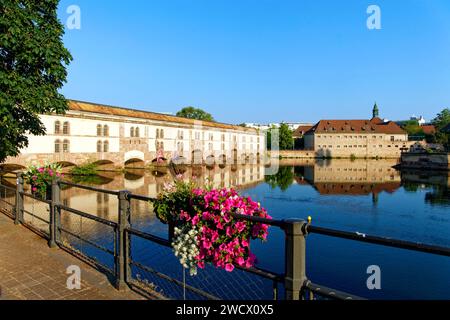 Frankreich, Bas Rhin, Straßburg, Altstadt, die von der UNESCO zum Weltkulturerbe erklärt wurde, Petite France District, das Barrage Vauban (Vauban-Wehr) und die ENA (nationale Verwaltungsschule) in der ehemaligen Kommandierei Saint John Right Stockfoto