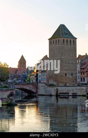 Frankreich, Bas Rhin, Straßburg, Altstadt, die von der UNESCO zum Weltkulturerbe erklärt wurde, die überdachten Brücken über die Ill und die St. Thomas Kirche Stockfoto