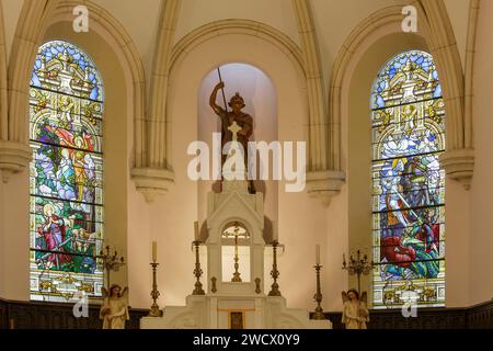 Frankreich, Meurthe et Moselle, Bernecourt, St. Die Georges Kirche wurde in den 1920er Jahren nach ihrer Zerstörung durch die Architekten Jules Criqui und Arthur Stein im neoromanischen Stil wiederaufgebaut, die Buntglasfenster des Chors wurden von Glasmeistern aus Nancy Joseph Benoit in den Jahren 1924 und 1925 in der linken St. repräsentiert Joan of Arc hört die Stimmen, auf der rechten St. Georges tötet den Drachen, in der Mitte eine Statue des Heiligen Georges über dem Altar Stockfoto