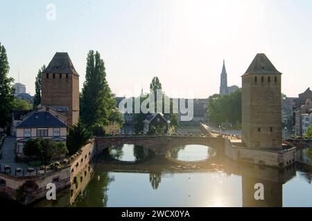 Frankreich, Bas Rhin, Straßburg, Altstadt als Weltkulturerbe der UNESCO, die gedeckten Brücken über dem Fluss Ill und Kathedrale Notre-Dame aufgeführt Stockfoto