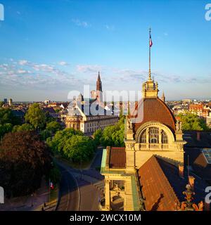 Frankreich, Bas Rhin, Straßburg, Neustadt aus der deutschen Zeit, die von der UNESCO zum Weltkulturerbe erklärt wurde, Place de la Republique, Rheinpalast und Kathedrale Notre Dame im Hintergrund Stockfoto