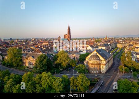 Frankreich, das Unterrhein, Straßburg, Altstadt, die von der UNESCO zum Weltkulturerbe erklärt wurde, Panorama mit der Oper und der Kathedrale Notre Dame im Hintergrund Stockfoto