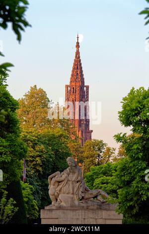 Frankreich, Bas Rhin, Straßburg, Neustadt aus der deutschen Zeit, die von der UNESCO zum Weltkulturerbe erklärt wurde, Place de la Republique, Kriegsdenkmal, eine Mutter hält ihre beiden sterbenden Söhne, der eine blickt über Frankreich und der andere über Deutschland und die Kathedrale Notre Dame im Hintergrund Stockfoto