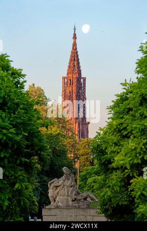 Frankreich, Bas Rhin, Straßburg, Neustadt aus der deutschen Zeit, die von der UNESCO zum Weltkulturerbe erklärt wurde, Place de la Republique, Kriegsdenkmal, eine Mutter hält ihre beiden sterbenden Söhne, der eine blickt über Frankreich und der andere über Deutschland und die Kathedrale Notre Dame im Hintergrund Stockfoto