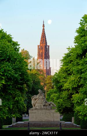 Frankreich, Bas Rhin, Straßburg, Neustadt aus der deutschen Zeit, die von der UNESCO zum Weltkulturerbe erklärt wurde, Place de la Republique, Kriegsdenkmal, eine Mutter hält ihre beiden sterbenden Söhne, der eine blickt über Frankreich und der andere über Deutschland und die Kathedrale Notre Dame im Hintergrund Stockfoto