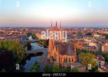 Frankreich, Bas Rhin, Straßburg, Neustadt aus der deutschen Zeit, die von der UNESCO zum Weltkulturerbe erklärt wurde, St. Paul Kirche, eine ehemalige protestantische Garnisonkirche (1897) und Notre Dame Kathedrale im Hintergrund Stockfoto