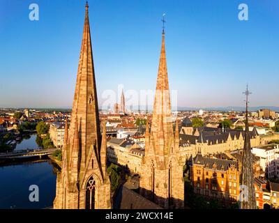 Frankreich, Bas Rhin, Straßburg, Neustadt aus der deutschen Zeit, die von der UNESCO zum Weltkulturerbe erklärt wurde, St. Paul Kirche, eine ehemalige protestantische Garnisonkirche (1897) und Notre Dame Kathedrale im Hintergrund Stockfoto