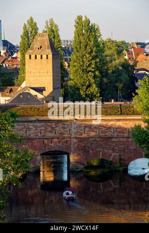 Frankreich, Bas Rhin, Straßburg, Altstadt, die von der UNESCO zum Weltkulturerbe erklärt wurde, Petite France District, Barrage Vauban (Vauban-Wehr) und die überdachten Brücken über den Fluss Ill Stockfoto