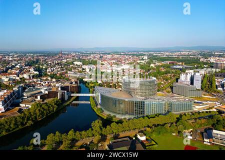 Frankreich, Bas Rhin, Straßburg, Europäisches Viertel, Europäisches Parlement und Kathedrale Notre Dame im Hintergrund (Luftansicht) Stockfoto