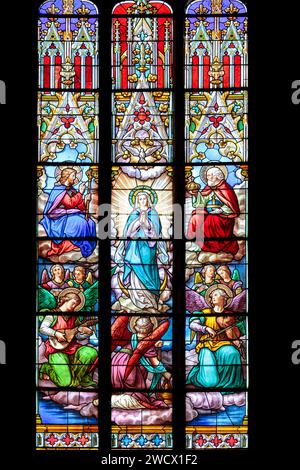Frankreich, Mosel, Delme, St. Die 1859 erbaute Kirche Germain im neogotischen Stil, Buntglasfenster, das die Himmelfahrt Marias darstellt Stockfoto