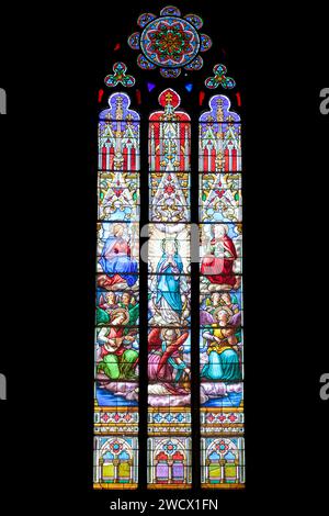 Frankreich, Mosel, Delme, St. Die 1859 erbaute Kirche Germain im neogotischen Stil, Buntglasfenster, das die Himmelfahrt Marias darstellt Stockfoto