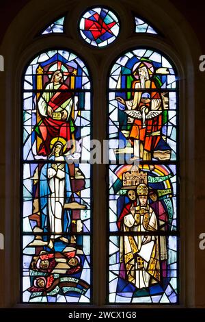 Frankreich, Meurthe et Moselle, Bouxieres aux Dames, St. Martin Kirche, Buntglasfenster von Atelier Benoit Freres (Werkstatt der Brüder Benoit) Glasmacher in Nancy im Jahr 1954, die den Aufstieg der Jungfrau Maria repräsentierten Stockfoto