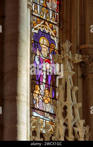 Frankreich, Mosel, Delme, St. Die 1859 im neogotischen Stil erbaute Germain-Kirche mit Buntglasfenster, das den Heiligen Nikolaus und die drei Kinder darstellt Stockfoto