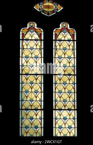 Frankreich, Meurthe et Moselle, Brin sur Seille, Dorf an der Grenze zwischen Frankreich und dem deutschen Reich zwischen 1871 und 1914 während des Ersten Weltkriegs vollständig zerstört und Anfang der 1920er Jahre dank der Solidarität der französischen Städte, die keinen Kriegsschaden erlitten haben, wieder aufgebaut; Brin sur Seille wurde daher Patenkinder der Stadt Niort, St. Martin Kirche, die 1922 vom Architekten Jules Criqui wiederaufgebaut wurde, Buntglasfenster, die 1924 vom Glasmeister aus Nancy Georges Janin hergestellt wurden und geometrische Muster repräsentieren Stockfoto