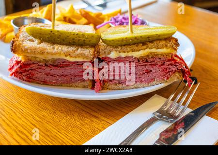 Frankreich, Paris, das New Yorker Restaurant Schwartz's Delicatessen, das Pastrami-Sandwich, „koschere“ jüdische Küche Stockfoto