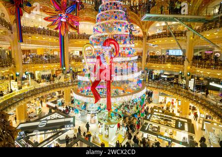 Frankreich, Paris, das Kaufhaus Galeries Lafayette zu Weihnachten, der Baum unter der Kuppel Stockfoto