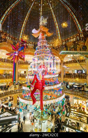 Frankreich, Paris, das Kaufhaus Galeries Lafayette zu Weihnachten, der Baum unter der Kuppel Stockfoto