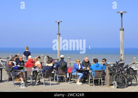 Frankreich, Nord, Umgebung von Dünkirchen, Zuydcoote, Terrasse von La Grande Marée mit Blick auf die Nordsee Stockfoto