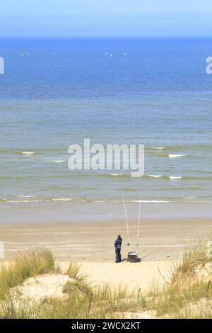 Frankreich, Nord, Umgebung von Dünkirchen, Zuydcoote, Fischer am Strand am Rande der Nordsee Stockfoto