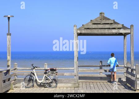 Frankreich, Nord, Umgebung von Dünkirchen, Zuydcoote, Fahrradpause für einen Blick auf die Nordsee Stockfoto